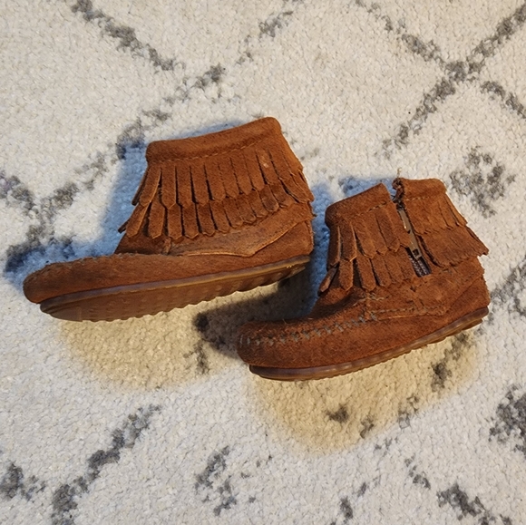 Baby Minnetonka Moccasins size 4 - Picture 2 of 4
